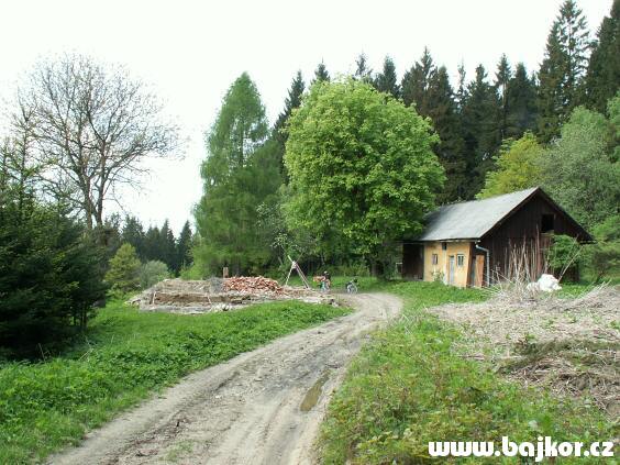 H�jenka tu st�la v�ce ne� 100 let, nyn� je rozeb�r�na a p�en�ena na nov� m�sto. Nyn� je to u� jen m�sto duch�.