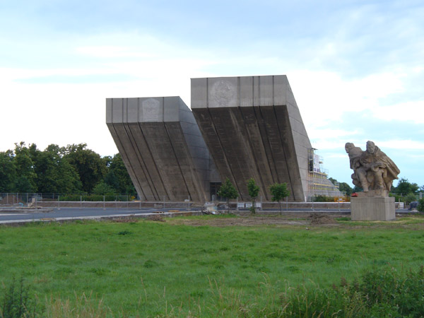 Pam�tn�k druh� sv�tov� v�lky v Hrabyni