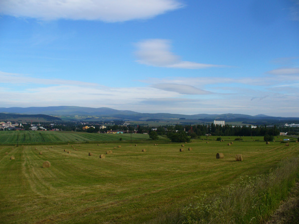 M�sto Brunt�l a v pozad� vys�la� na Prad�du