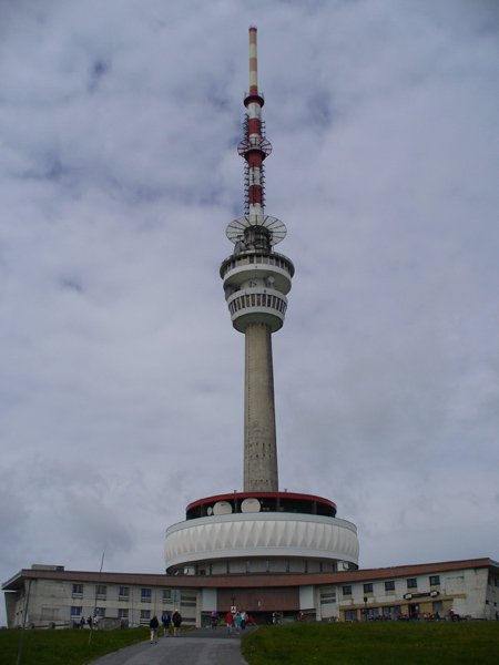 Dominantou na Prad�du je v� televizn�ho vys�la�e