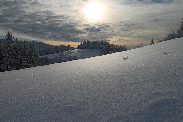 Sn�h se t�pyt� na pl�n�ch