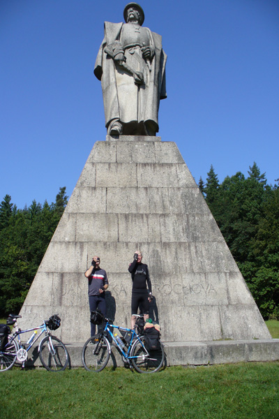 Betonov� pam�tn�k Jana �i�ky z Trocnova