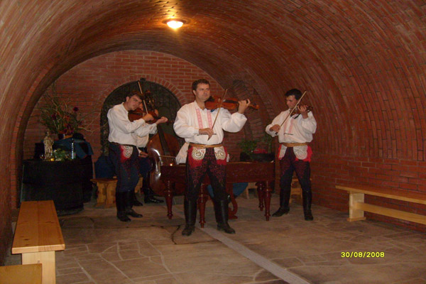 K poslechu n�m hraje cimb�lov� muzika 