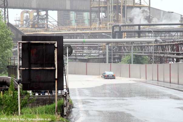 Nezodpov�dn� taxik�� skon�il ve vysok� vod�