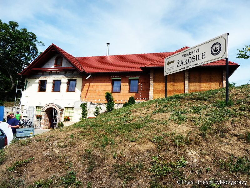 Na kole kolem vinohrad�