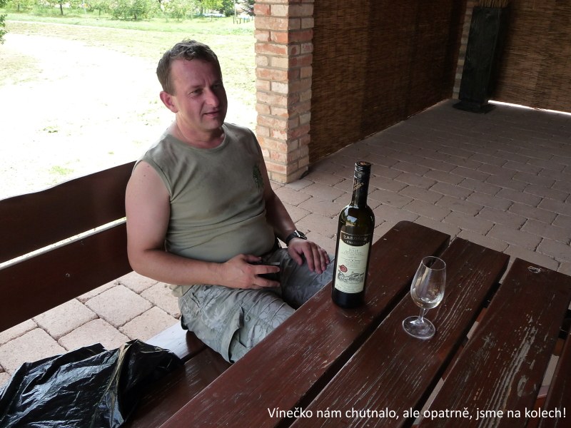 Na kole kolem vinohrad�