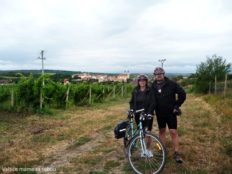 Na kole kolem vinohrad�