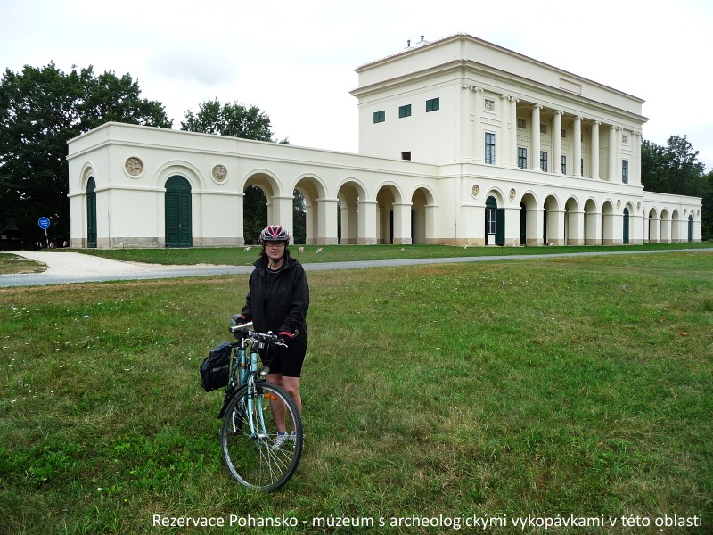 Na kole kolem vinohrad�