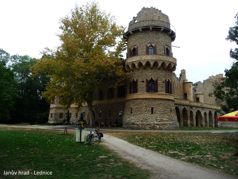 Na kole kolem vinohrad�