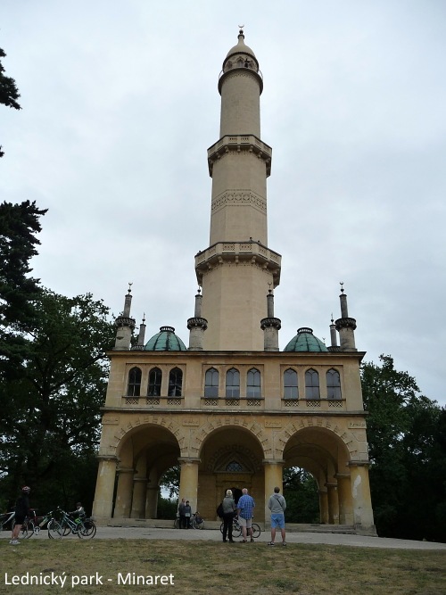 Na kole kolem vinohrad�