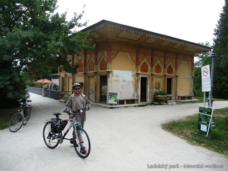 Na kole kolem vinohrad�