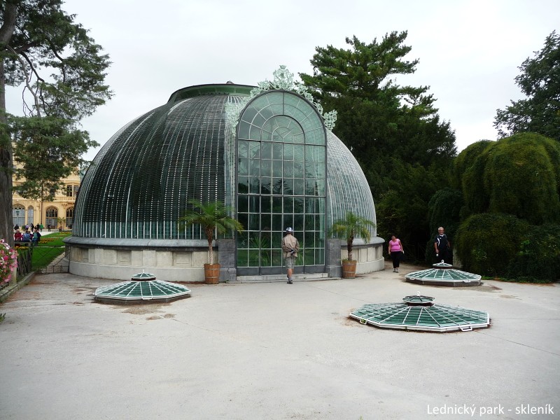 Na kole kolem vinohrad�