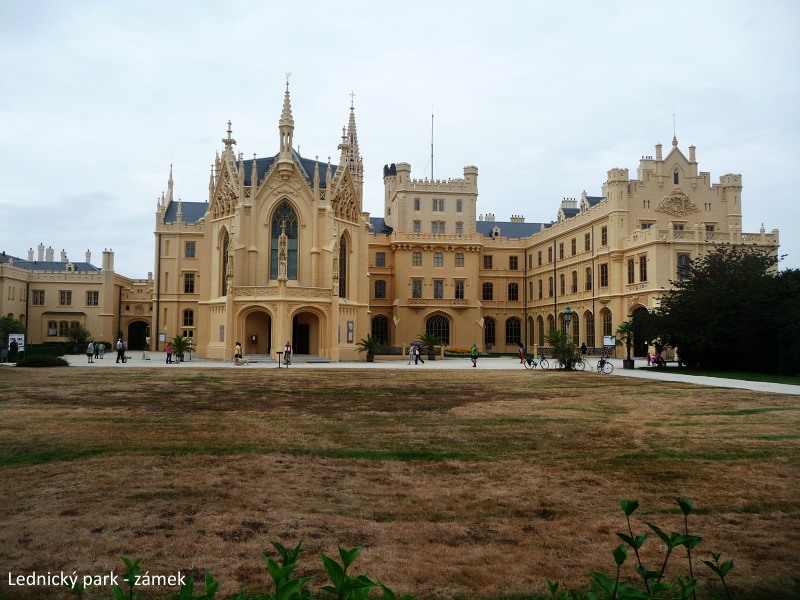 Na kole kolem vinohrad�