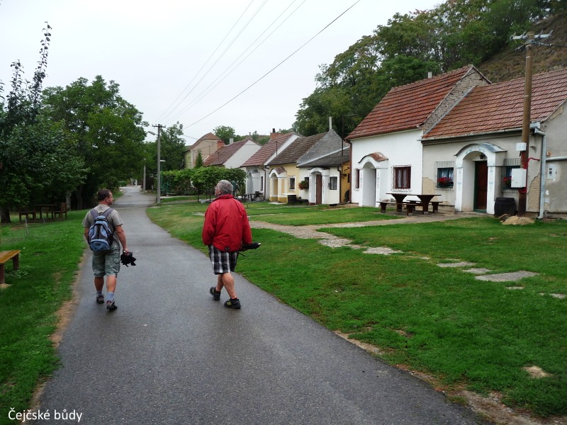 Na kole kolem vinohrad�