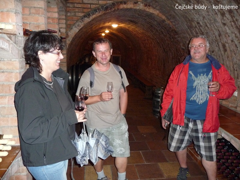 Na kole kolem vinohrad�