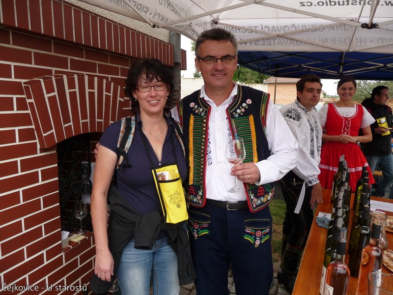 Na kole kolem vinohrad�